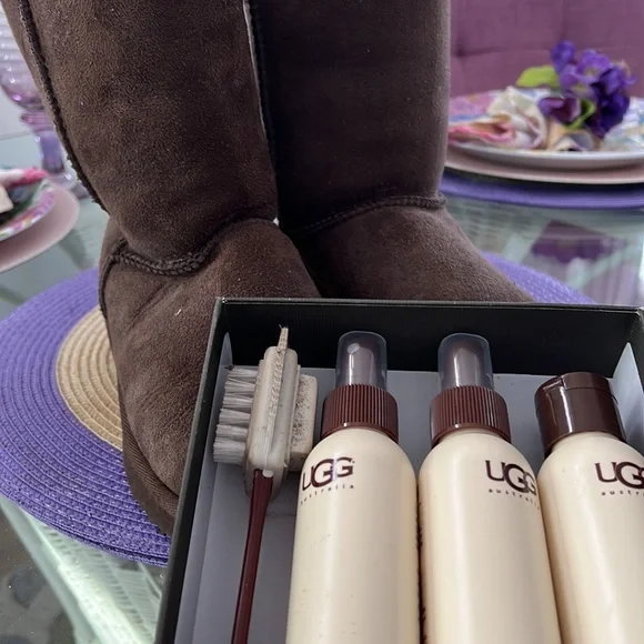 Pair of UGG boots with cleaning set—great condition - Picture 7 of 7